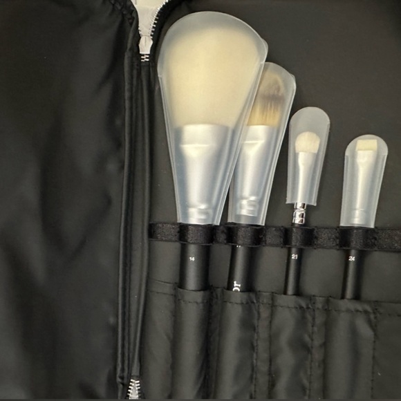 NIB Christian Dior Backstage makeup brush set with travel case. NIB with samples - Picture 4 of 10